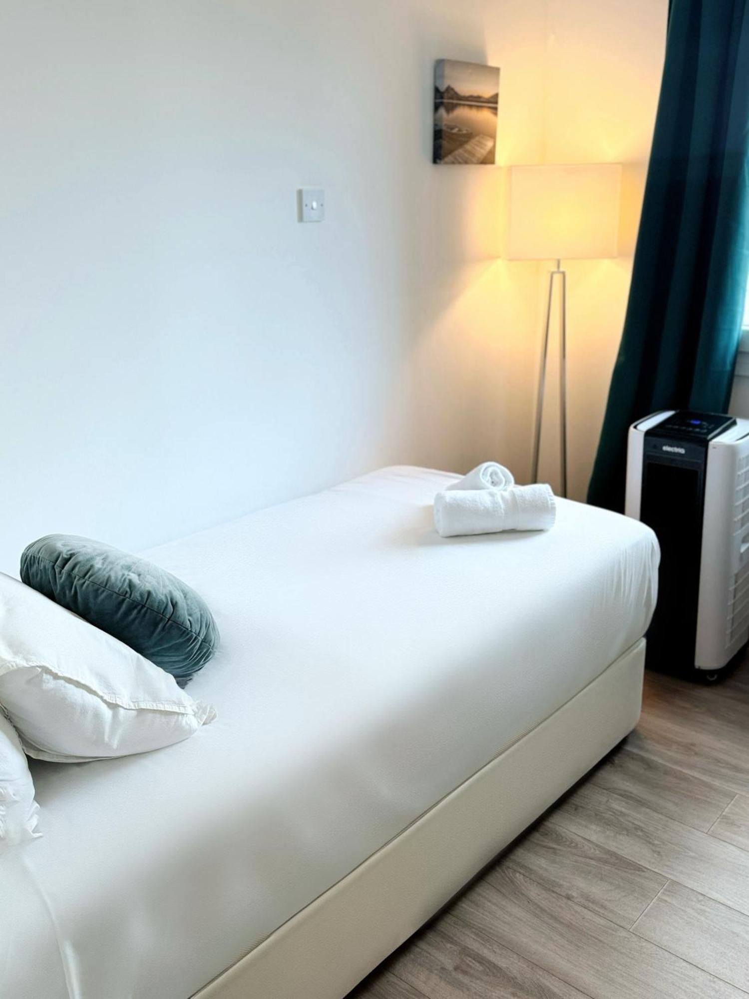 Modern City Centre Two Bedroom Windsor Apartment - Grand Central House Gibraltar Exteriör bild