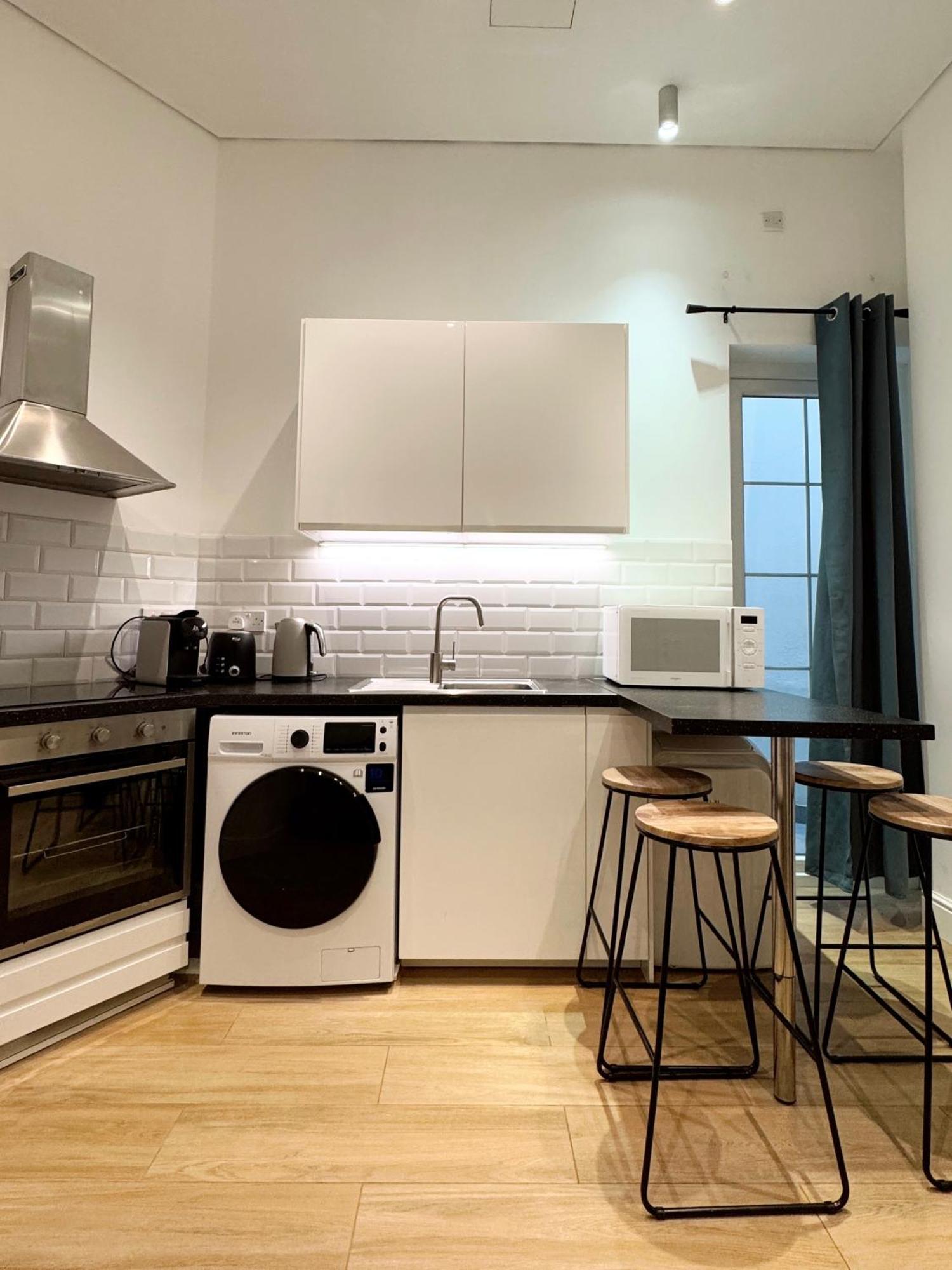 Modern City Centre Two Bedroom Windsor Apartment - Grand Central House Gibraltar Exteriör bild